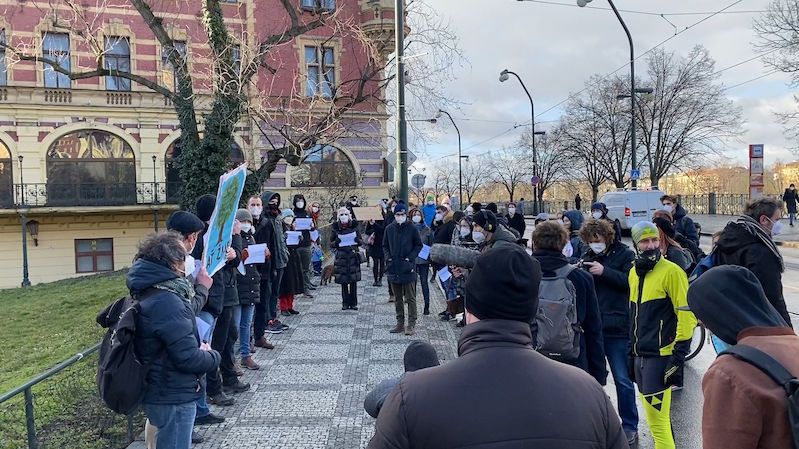 Nekácejte javor u Karlových lázní, protestovala skupina lidí v centru Prahy